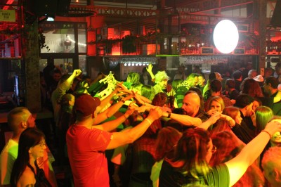 Miniature DJ Toulouse (Haute-Garonne) - Pmn Event #14 Personnes dansant et discutant lors d'une soirée en extérieur, éclairée par des lumières colorées et décorée de guirlandes.