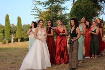 Miniature DJ Toulouse (Haute-Garonne) - Pmn Event #16 Personnes dansant et discutant lors d'une soirée en extérieur, éclairée par des lumières colorées et décorée de guirlandes.