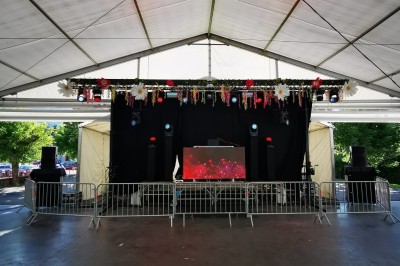 Miniature DJ Toulouse (Haute-Garonne) - Pmn Event #17 Personnes dansant et discutant lors d'une soirée en extérieur, éclairée par des lumières colorées et décorée de guirlandes.