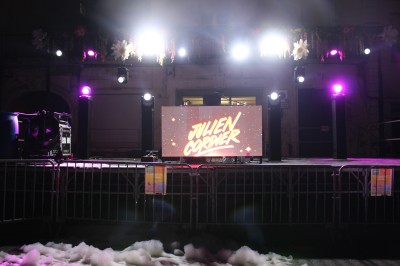 Miniature DJ Toulouse (Haute-Garonne) - Pmn Event #20 Personnes dansant et discutant lors d'une soirée en extérieur, éclairée par des lumières colorées et décorée de guirlandes.