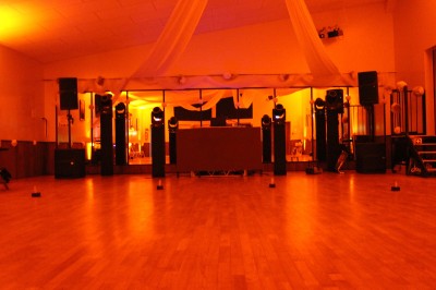 Miniature DJ Toulouse (Haute-Garonne) - Pmn Event #21 Personnes dansant et discutant lors d'une soirée en extérieur, éclairée par des lumières colorées et décorée de guirlandes.