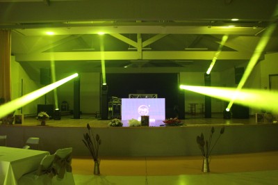 Miniature DJ Toulouse (Haute-Garonne) - Pmn Event #27 Personnes dansant et discutant lors d'une soirée en extérieur, éclairée par des lumières colorées et décorée de guirlandes.