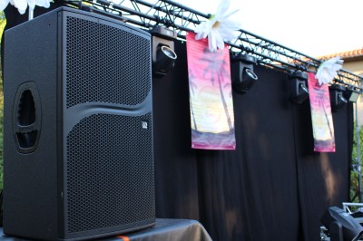 Miniature DJ Toulouse (Haute-Garonne) - Pmn Event #28 Personnes dansant et discutant lors d'une soirée en extérieur, éclairée par des lumières colorées et décorée de guirlandes.