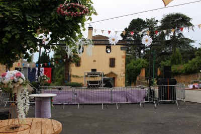 Miniature DJ Toulouse (Haute-Garonne) - Pmn Event #31 Personnes dansant et discutant lors d'une soirée en extérieur, éclairée par des lumières colorées et décorée de guirlandes.