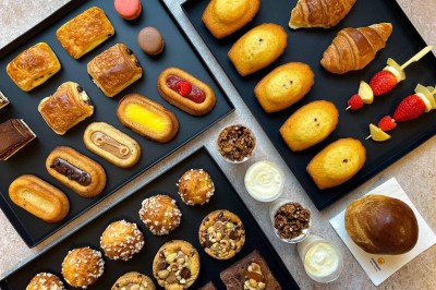 Miniature Traiteur Paris (Paris) - Avekapeti #5 Plateaux en bois garnis de bouchées salées et sucrées variées, présentées pour un buffet ou un événement.