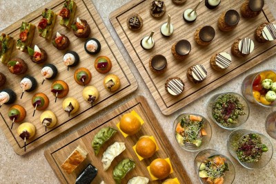 Miniature Traiteur Paris (Paris) - Avekapeti #6 Plateaux en bois garnis de bouchées salées et sucrées variées, présentées pour un buffet ou un événement.