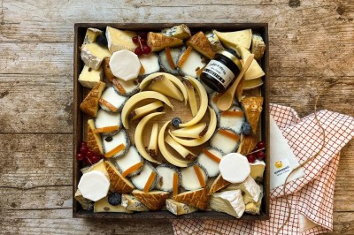 Plateaux en bois garnis de bouchées salées et sucrées variées, présentées pour un buffet ou un événement.