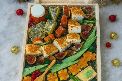Plateaux en bois garnis de bouchées salées et sucrées variées, présentées pour un buffet ou un événement.