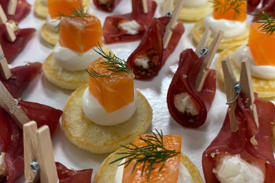 Miniature Traiteur Fréjus (Var) - La Cuisine By Alexandre #8 Bouchées feuilletées garnies de viande effilochée, crème décorative et feuilles de persil frais.