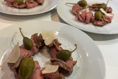 Miniature Traiteur Fréjus (Var) - La Cuisine By Alexandre #22 Bouchées feuilletées garnies de viande effilochée, crème décorative et feuilles de persil frais.