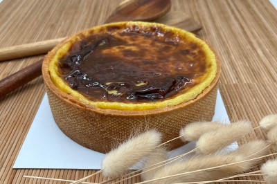 Miniature Traiteur Fréjus (Var) - La Cuisine By Alexandre #33 Bouchées feuilletées garnies de viande effilochée, crème décorative et feuilles de persil frais.