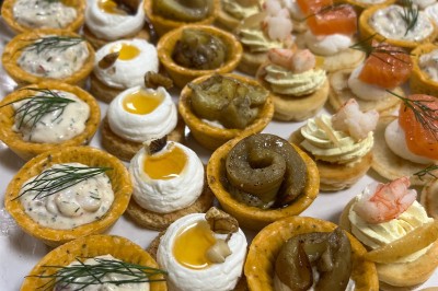 Miniature Traiteur Fréjus (Var) - La Cuisine By Alexandre #34 Bouchées feuilletées garnies de viande effilochée, crème décorative et feuilles de persil frais.