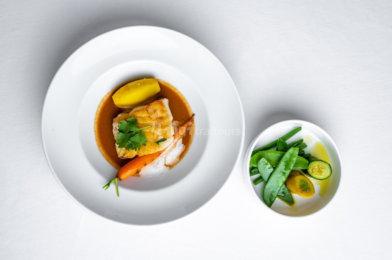 Assiette de poisson avec sauce, légumes racines et pommes de terre, accompagnée d'un bol de pois gourmands et tomates.
