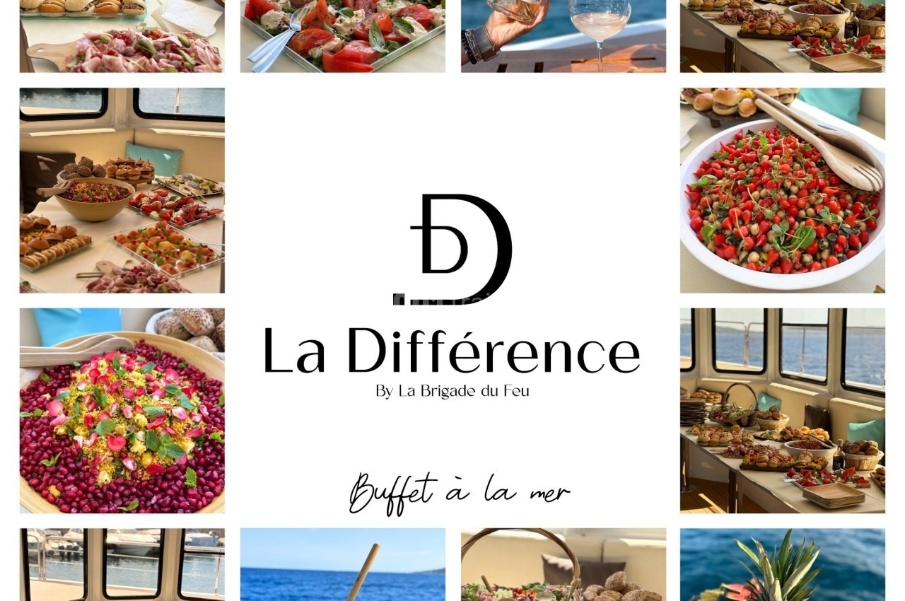Montage photo d'un buffet varié sur un bateau, avec des plats colorés, des fruits, des boissons et une vue sur la mer.
