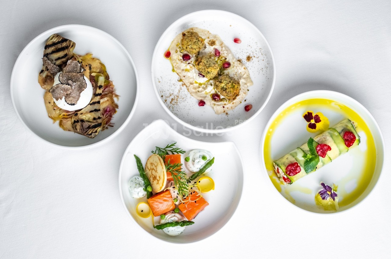 Quatre assiettes gastronomiques variées avec des présentations soignées et des ingrédients colorés.