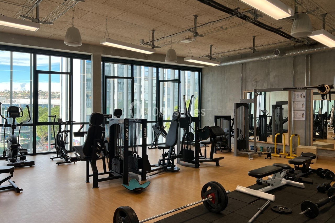 Location salle Nice (Alpes-Maritimes) - Campus Sud des Métiers #7 Salle de sport lumineuse avec équipements de musculation et de cardio, grandes fenêtres donnant sur l'extérieur.