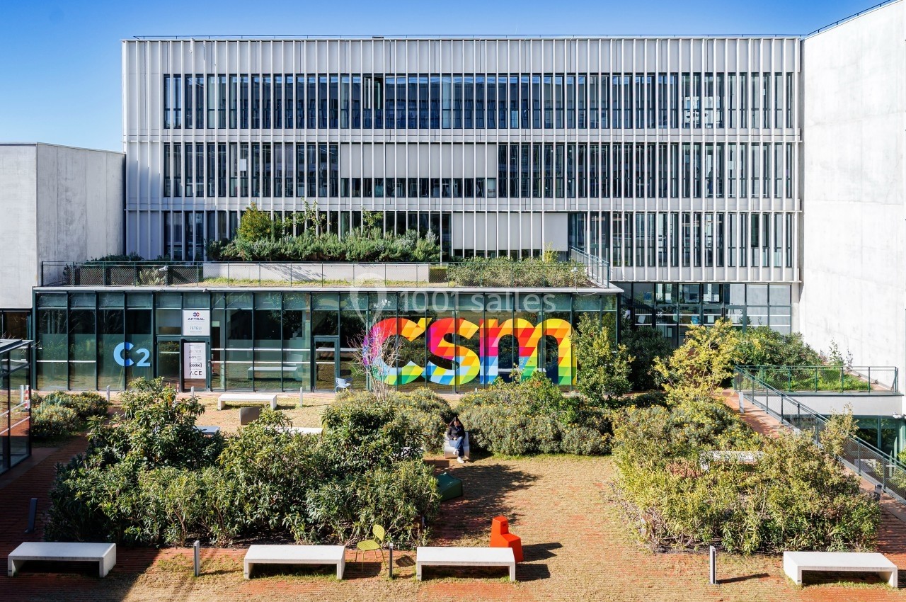 Location salle Nice (Alpes-Maritimes) - Campus Sud des Métiers #1 Façade moderne d'un bâtiment avec une végétation sur le toit et un logo coloré ’CSM’ sur une baie vitrée.
