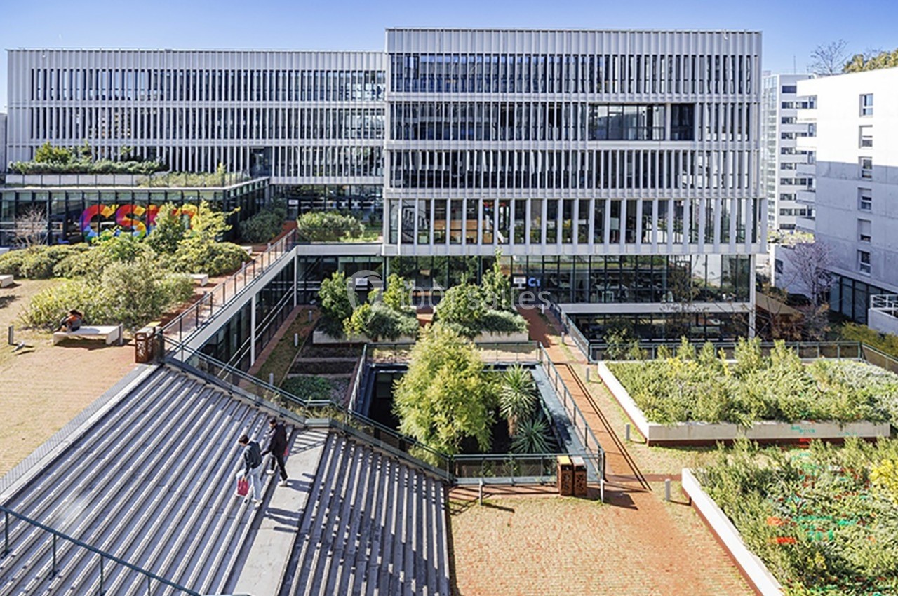 Location salle Nice (Alpes-Maritimes) - Campus Sud des Métiers #10 Bâtiment moderne avec façades vitrées, espaces verts et escaliers extérieurs dans un environnement urbain.