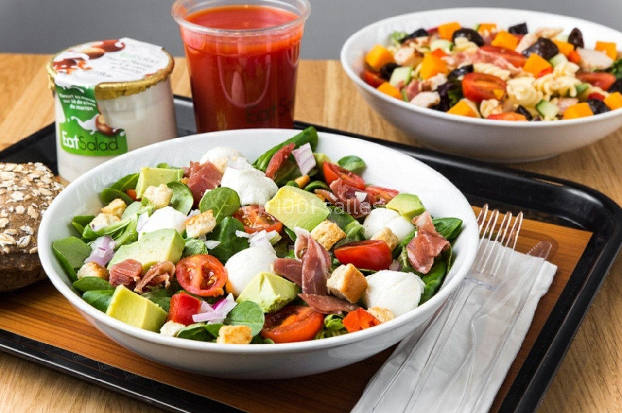 Salade composée avec avocat, tomates, mozzarella, jambon cru et croûtons, accompagnée de soupe et dessert.