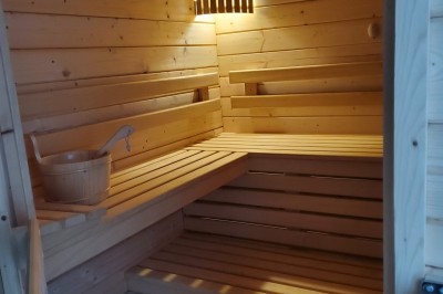 Des personnes assises sur des tapis dans une salle lumineuse, participant à une séance de méditation ou de discussion.