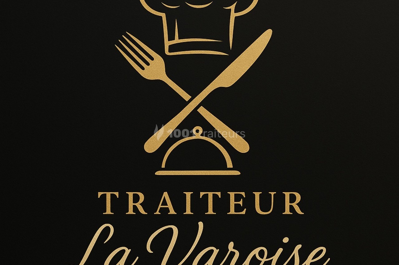 Logo d'un traiteur avec un chapeau de chef, une fourchette, un couteau croisé et un plat sous cloche, accompagné de…