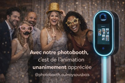Deux personnes souriantes posant avec des accessoires festifs devant un fond scintillant rose.