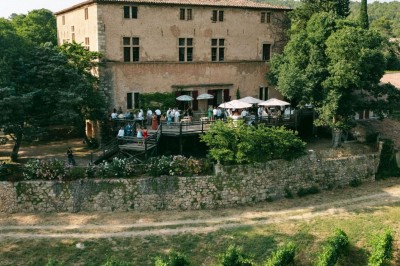 Petite chapelle ancienne entourée de végétation, avec une façade simple et un clocher surmonté d'une croix.