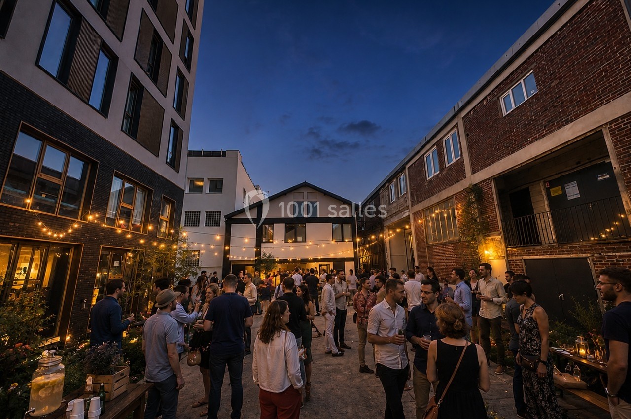 Groupe de personnes rassemblées dans une cour extérieure éclairée par des guirlandes lumineuses au crépuscule.