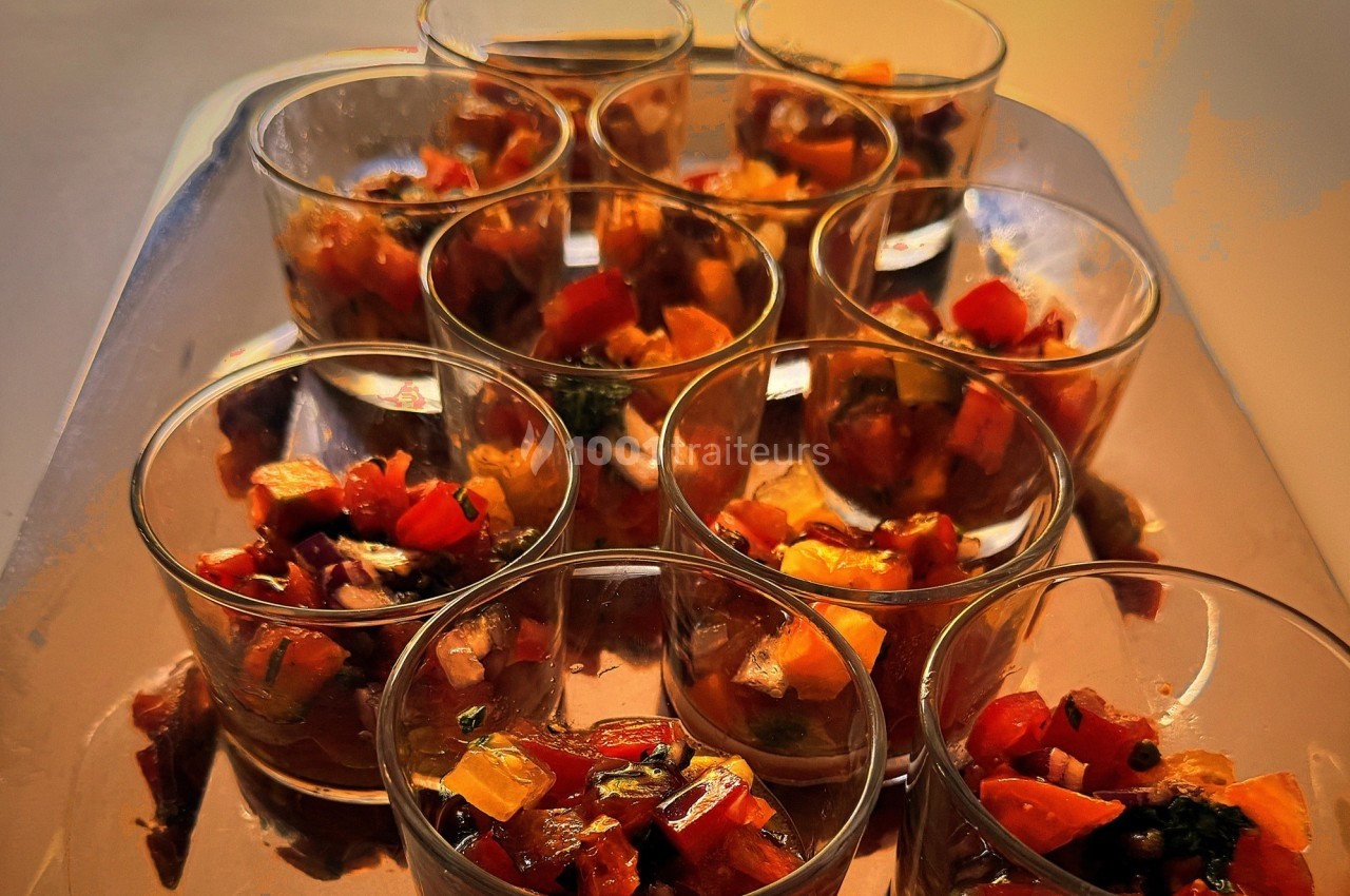 Verrines remplies de dés de légumes colorés, disposées sur un plateau métallique.