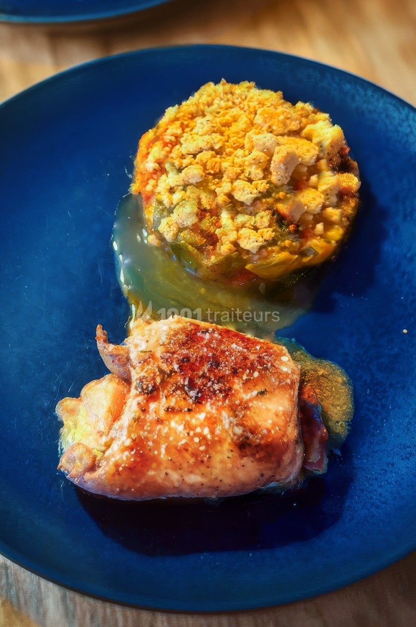 Plat composé d'un morceau de saumon grillé et d'un accompagnement de légumes gratinés, servi sur une assiette bleue.