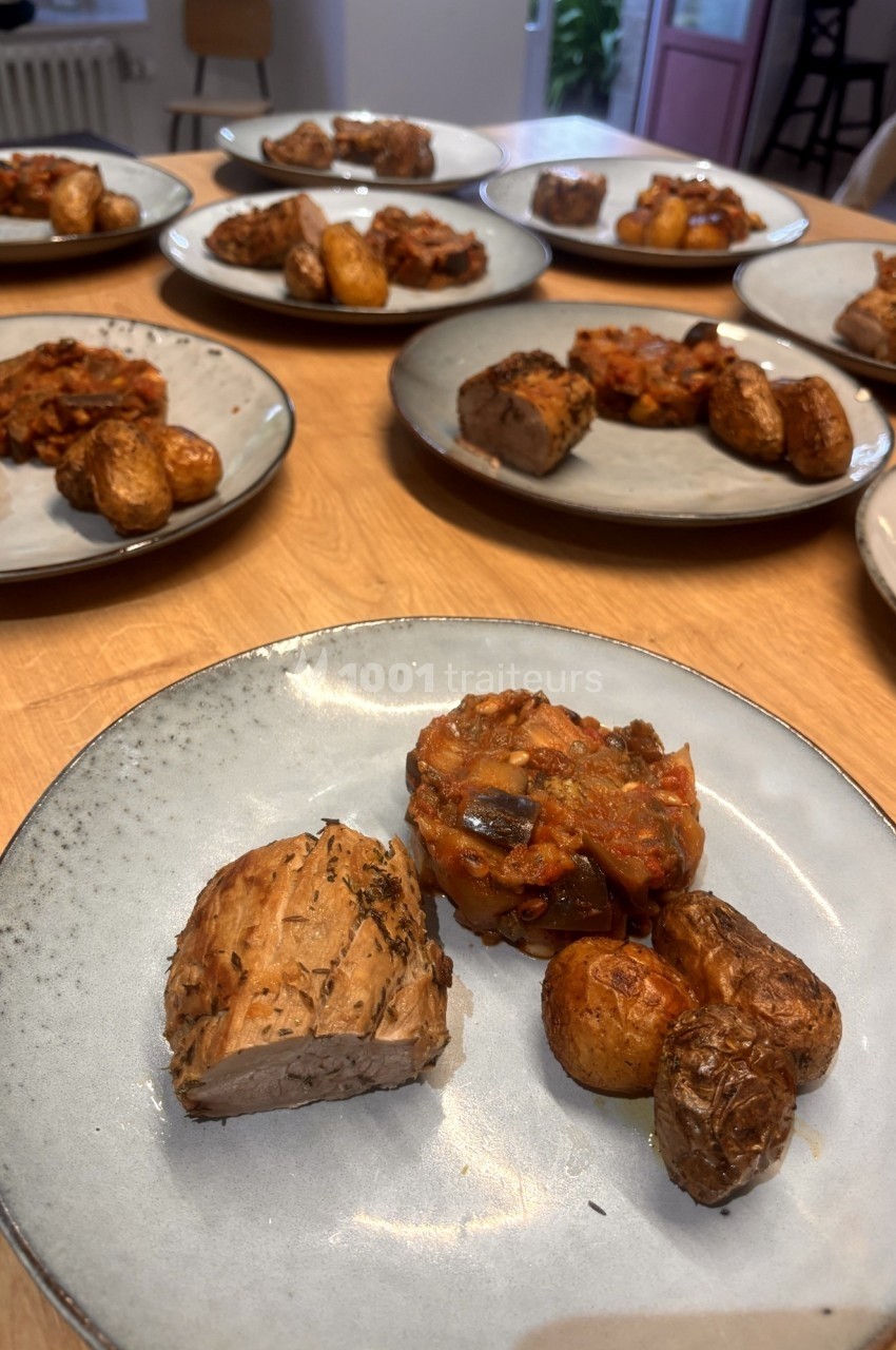 Assiettes contenant du filet de viande, des pommes de terre rôties et une garniture de légumes en sauce.