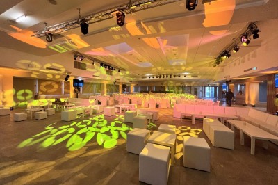 Groupe de personnes souriantes en tenue de soirée utilisant un photobooth numérique dans un cadre festif.