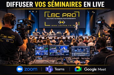 Groupe de personnes souriantes en tenue de soirée utilisant un photobooth numérique dans un cadre festif.