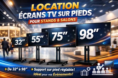 Groupe de personnes souriantes en tenue de soirée utilisant un photobooth numérique dans un cadre festif.