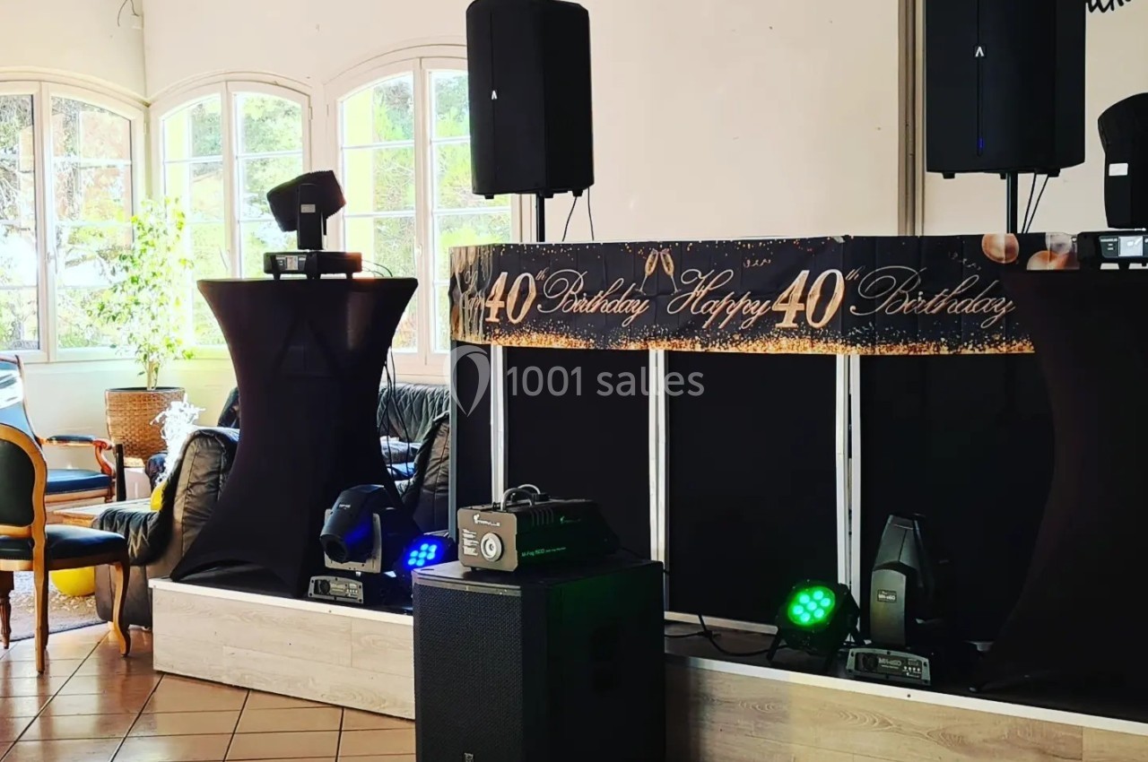 Installation de matériel de sonorisation et éclairage dans une salle pour une fête d'anniversaire des 40 ans.