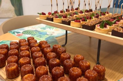 Miniature Traiteur Saint-Maur-des-Fossés (Val-de-Marne) - CDJ Traiteur #4 Plateau de mignardises composé de tartelettes aux framboises et de carrés au chocolat garnis de noix.