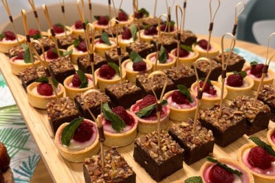 Miniature Traiteur Saint-Maur-des-Fossés (Val-de-Marne) - CDJ Traiteur #13 Plateau de mignardises composé de tartelettes aux framboises et de carrés au chocolat garnis de noix.