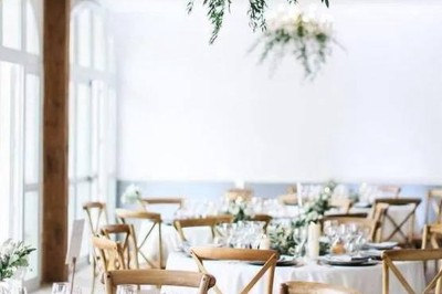 Miniature Mas Adamon Location #26 Table dressée en extérieur avec nappes blanches, verres et décorations florales, entourée de chaises en bois.