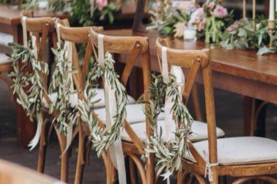 Miniature Mas Adamon Location #27 Table dressée en extérieur avec nappes blanches, verres et décorations florales, entourée de chaises en bois.