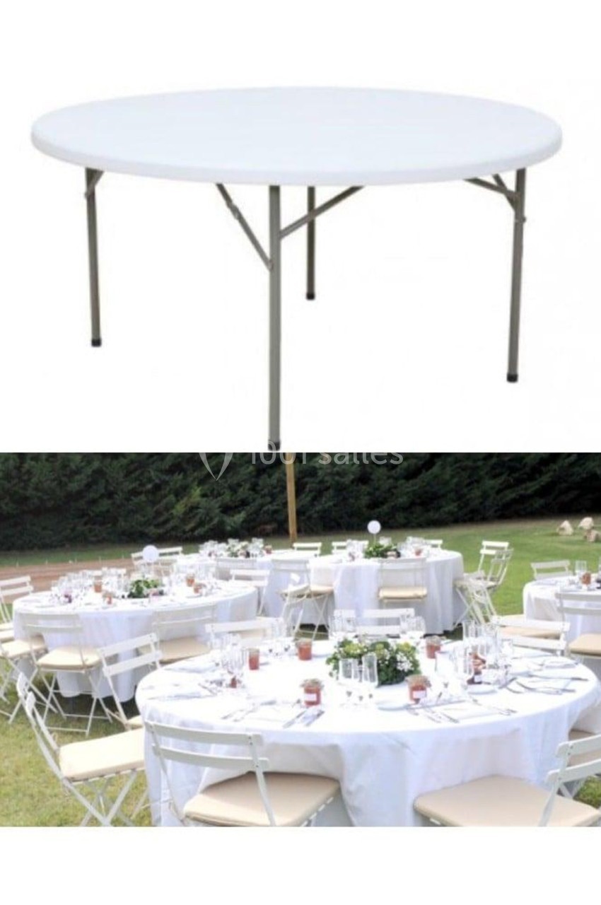 Table ronde pliante blanche sur pieds métalliques, et tables similaires dressées pour un événement en extérieur.
