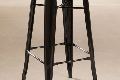 Structure métallique cubique composée de poutres croisées, utilisée pour des installations ou des événements.