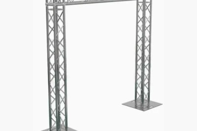 Structure métallique cubique composée de poutres croisées, utilisée pour des installations ou des événements.
