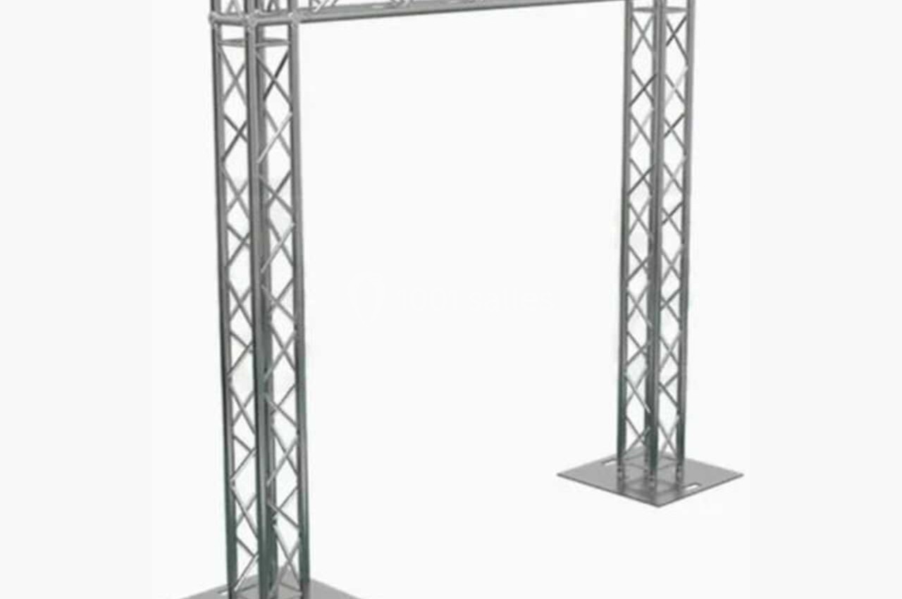 Structure en aluminium en forme de portique avec base plate, utilisée pour événements ou installations techniques.