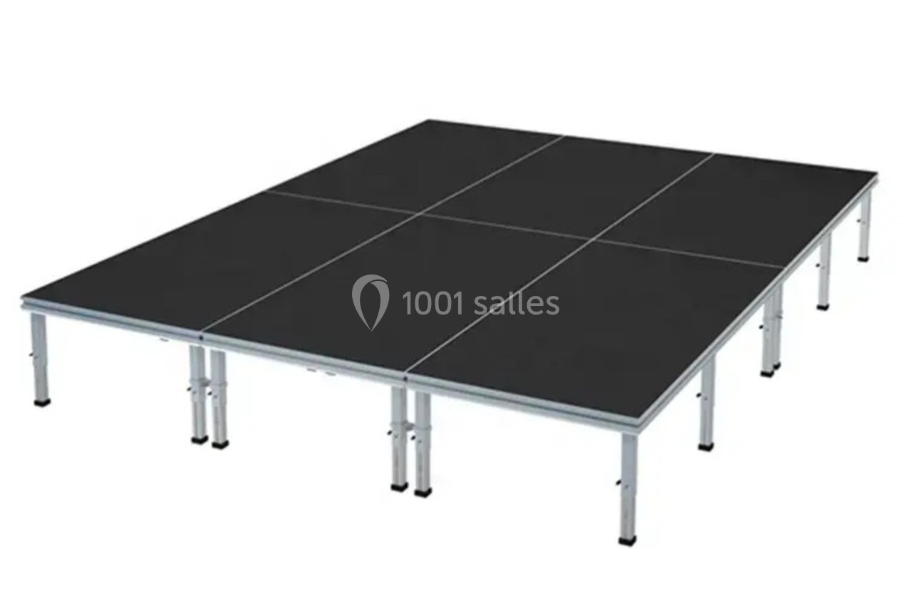 Plateforme modulaire noire surélevée avec structure en métal et pieds ajustables.