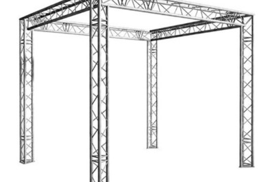 Structure métallique cubique composée de poutres croisées, utilisée pour des installations ou des événements.