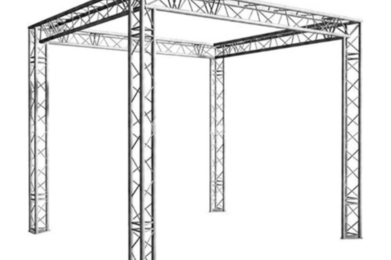 Structure métallique cubique composée de poutres croisées, utilisée pour des installations ou des événements.
