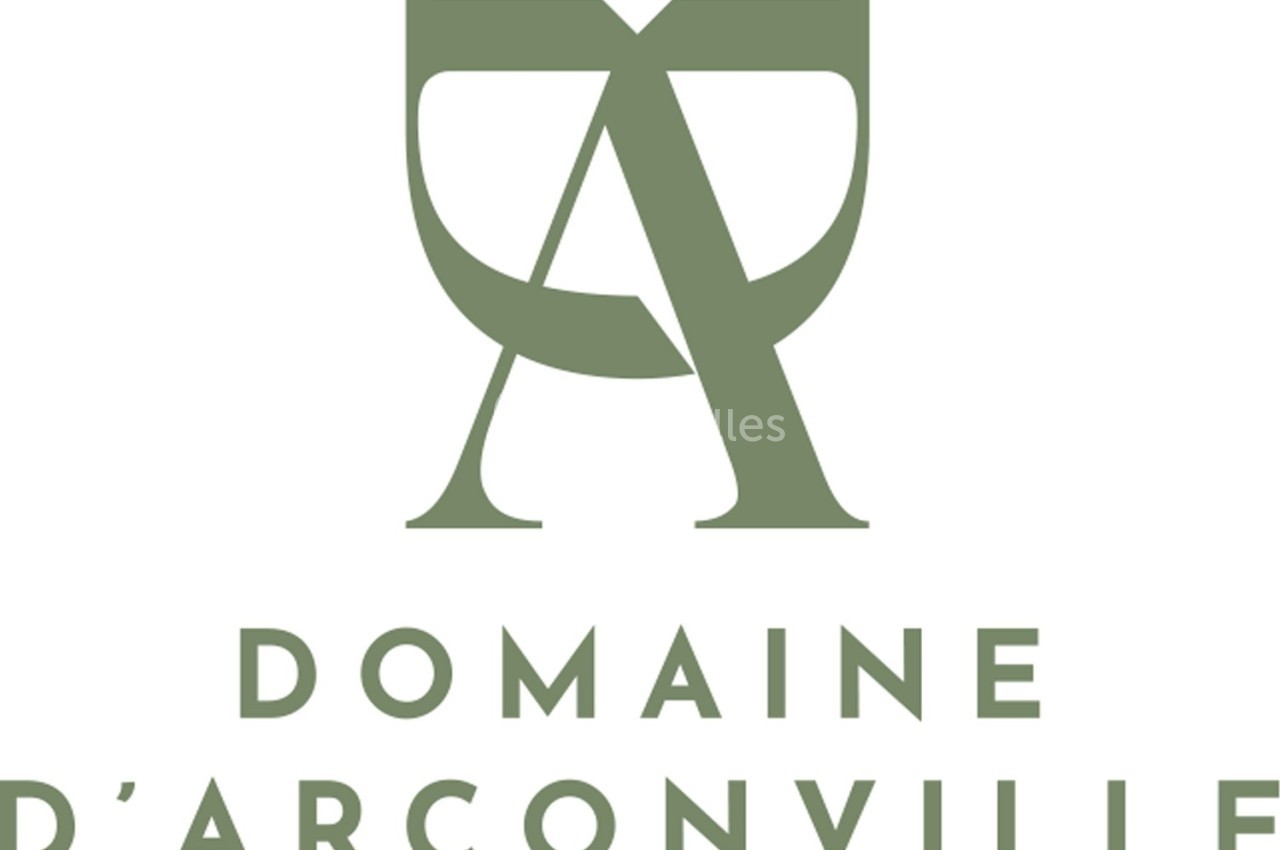Logo du Domaine d'Arconville avec des lettres stylisées formant un motif de verre à vin, sur fond blanc.