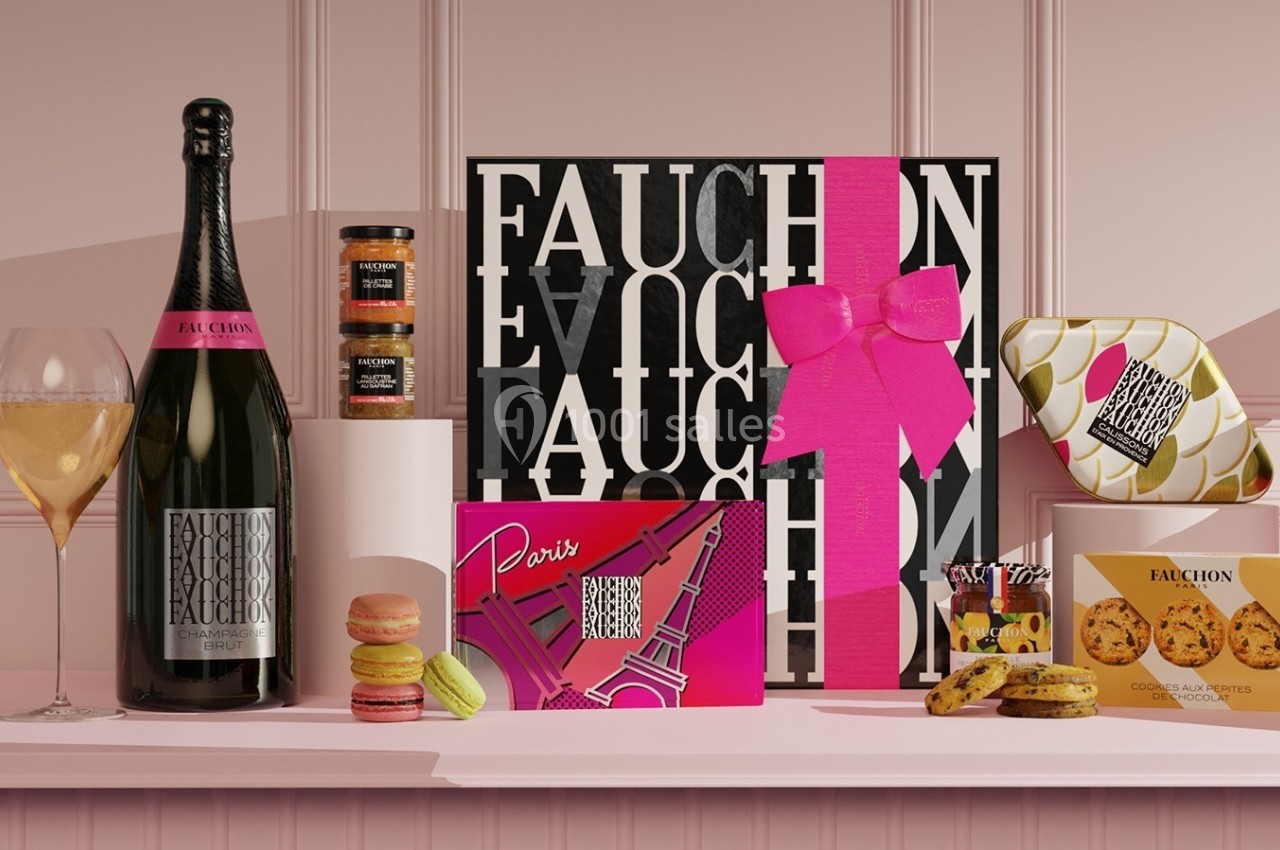 Coffret cadeau avec champagne, macarons, biscuits et confitures, présenté sur une étagère élégante.