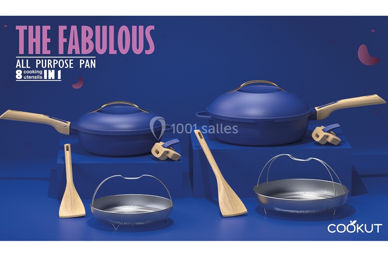 Poêles et ustensiles de cuisine en bois et métal sur fond bleu, présentés en deux tailles avec accessoires assortis.