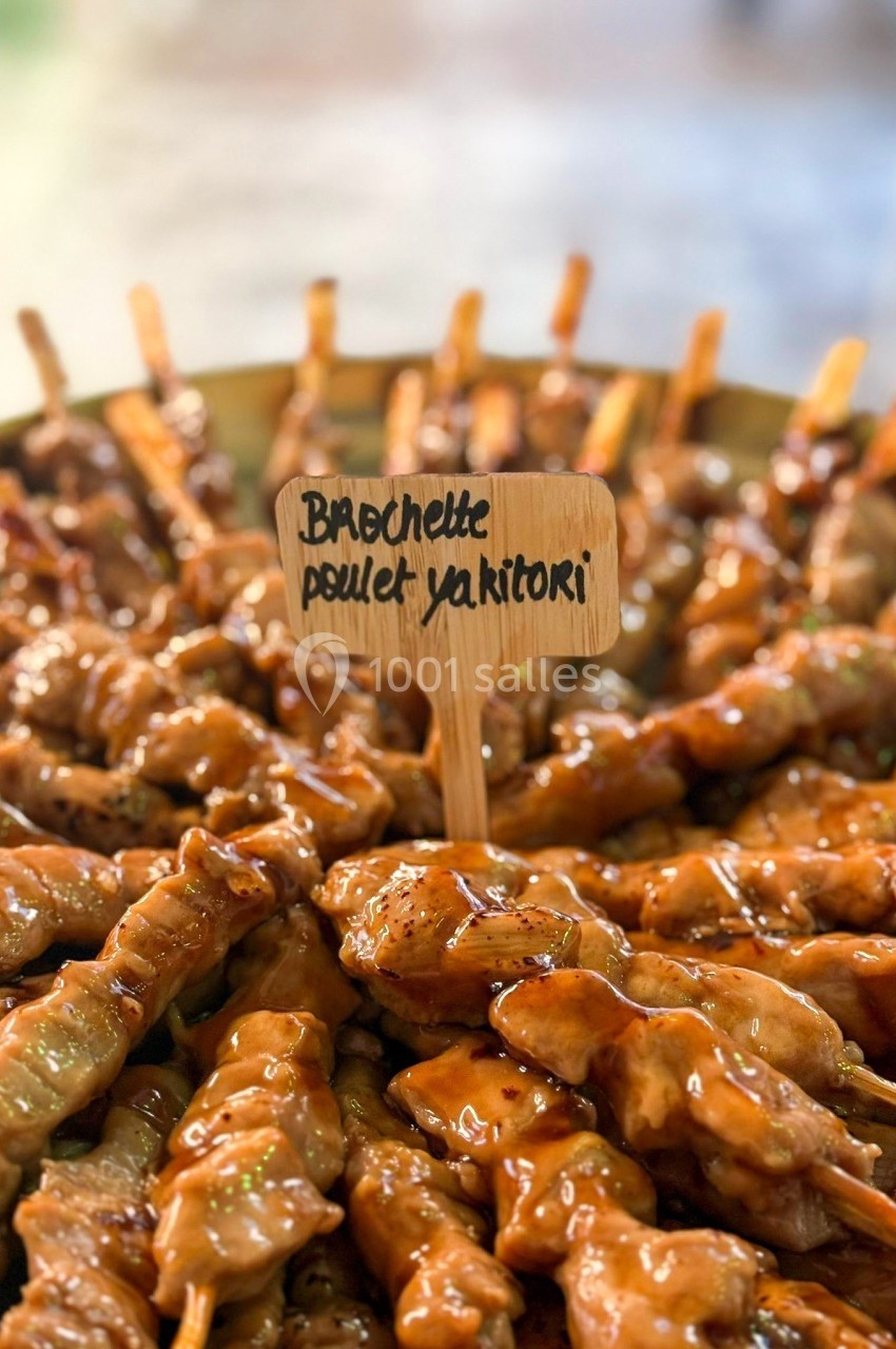 Brochettes de poulet yakitori glacées avec une sauce brillante, présentées sur un plateau avec une étiquette en bois.